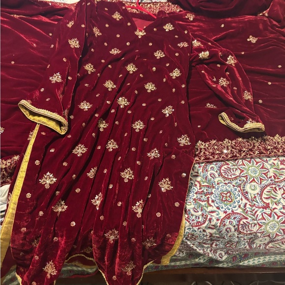 Elegant Red Embroidered Dress velvet Pakistani set - Picture 1 of 4